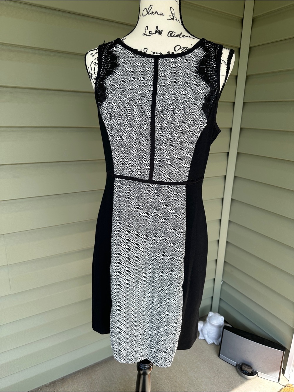 Elle Black and White Lace-Trim Sleeveless Sheath Dress size 10 gorgeous dress